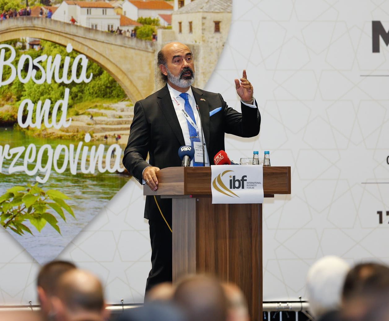 Uluslararası İş Forumu kongresinde kürsüden yapılan açılış konuşması